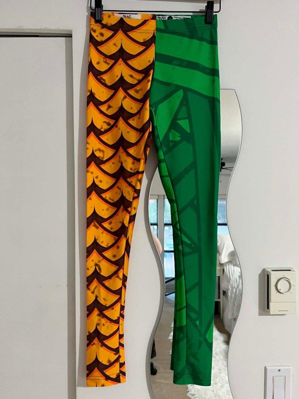 Pineapple printed leggings, size S